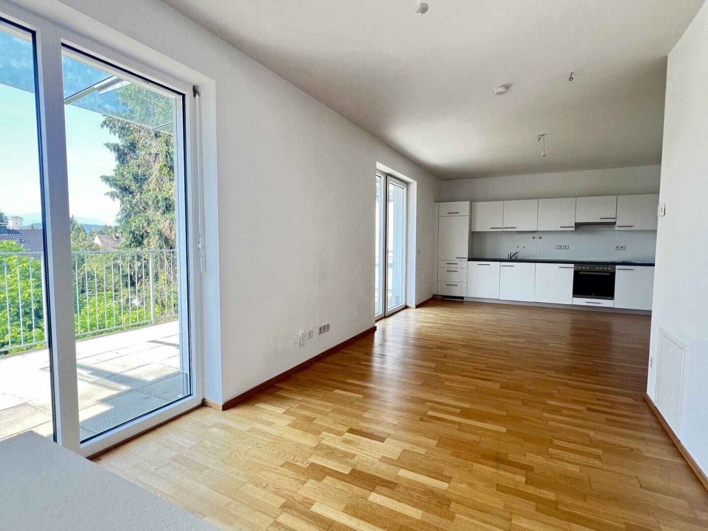 Central three room maisonette apartment near Interspar and LKH