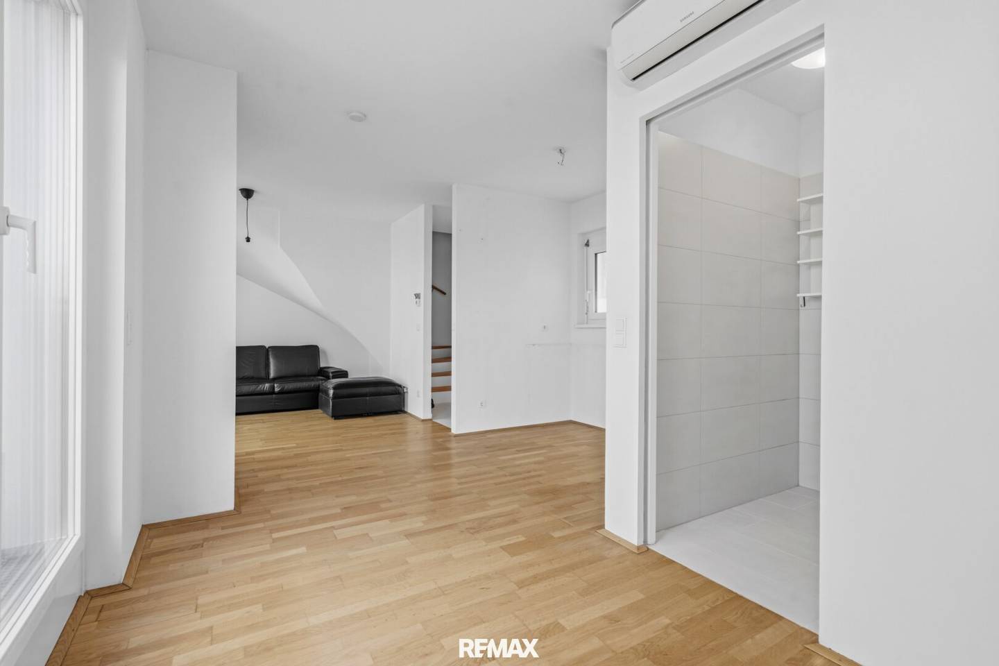 New build Maisonette (built in 2015): 2 rooms, underfloor heating, terrace and garage? Note: The question mark should not be included.