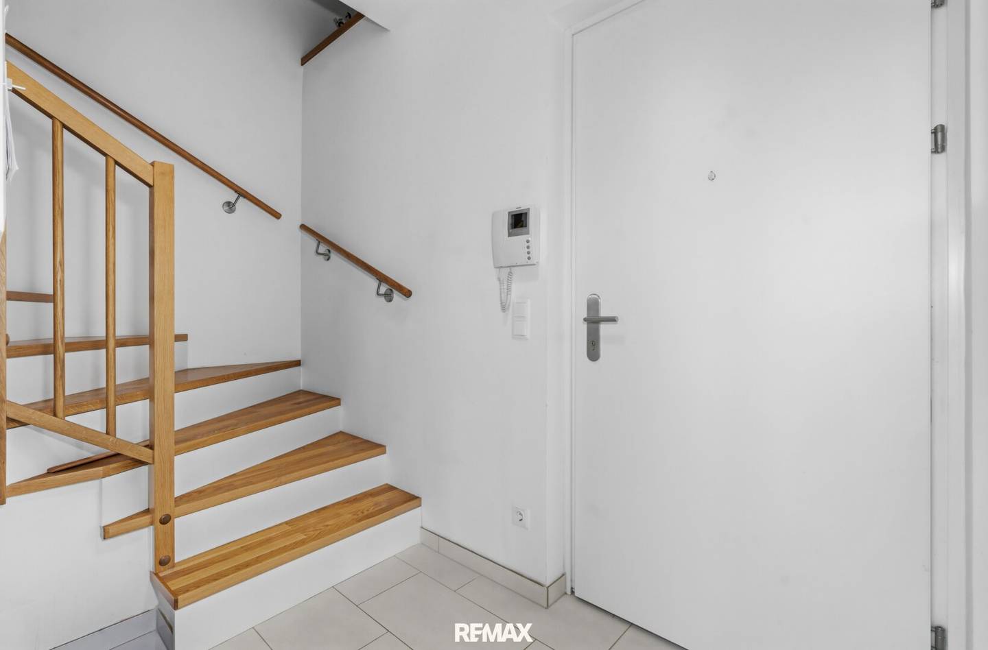 New build Maisonette (built in 2015): 2 rooms, underfloor heating, terrace and garage? Note: The question mark should not be included.