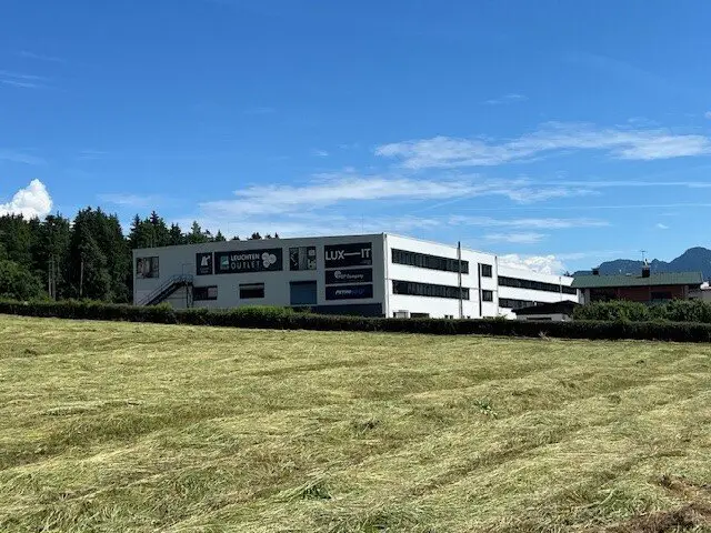 Large warehouse and commercial space in central location near the highway WiesingThat is not ideal, ensure proper names are kept intact so we should fix it to: Large warehouse and commercial space in central location near the highway Wiesing.