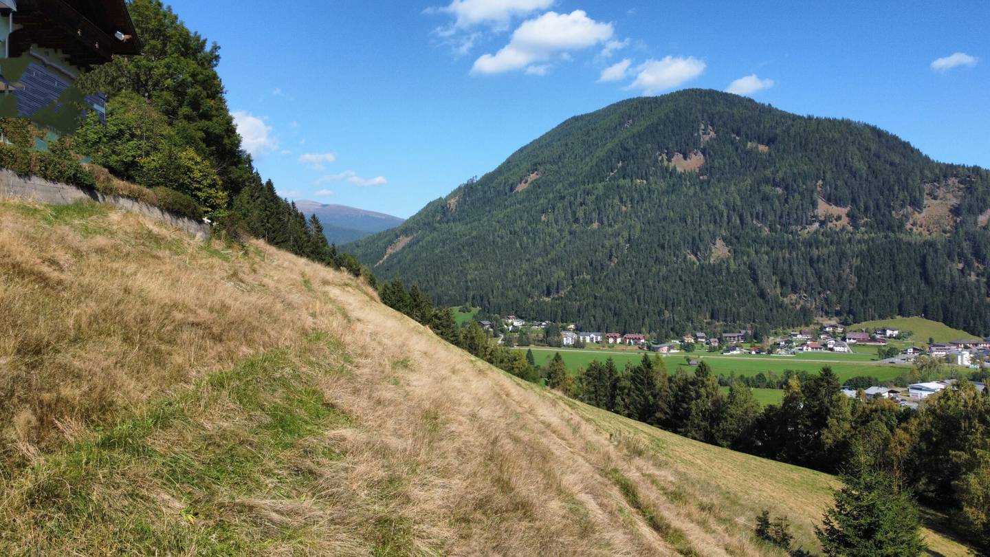 3000 m² Baugrundstück für Hobby Landwirte und Häuselbauer mit Blick auf Berge und in die Ferne.