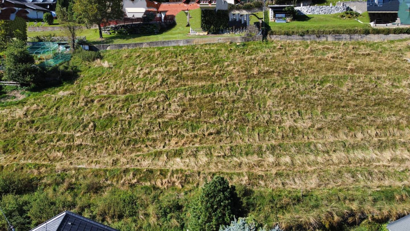 3000 m² Baugrundstück für Hobby Landwirte und Häuselbauer mit Blick auf Berge und in die Ferne.