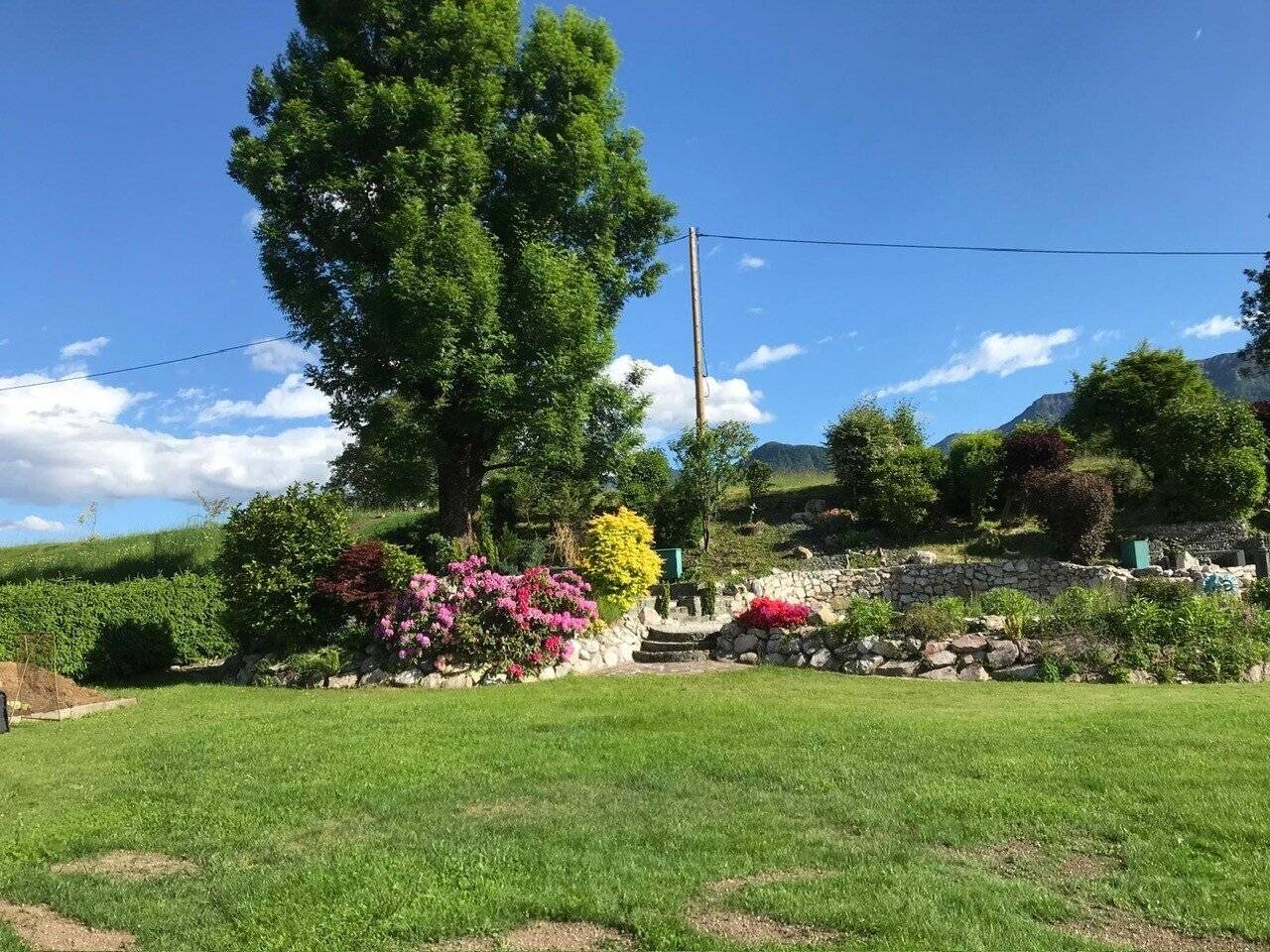 Idyllisches Familienrefugium: Gepflegtes Wohnhaus mit Traumgarten und atemberaubender Aussicht