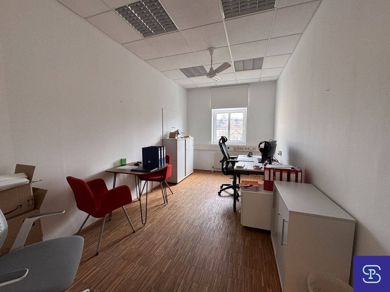 Unlimited-term 556 m² office space and 221 m² basement at Humboldtplatz - 1100 Wien