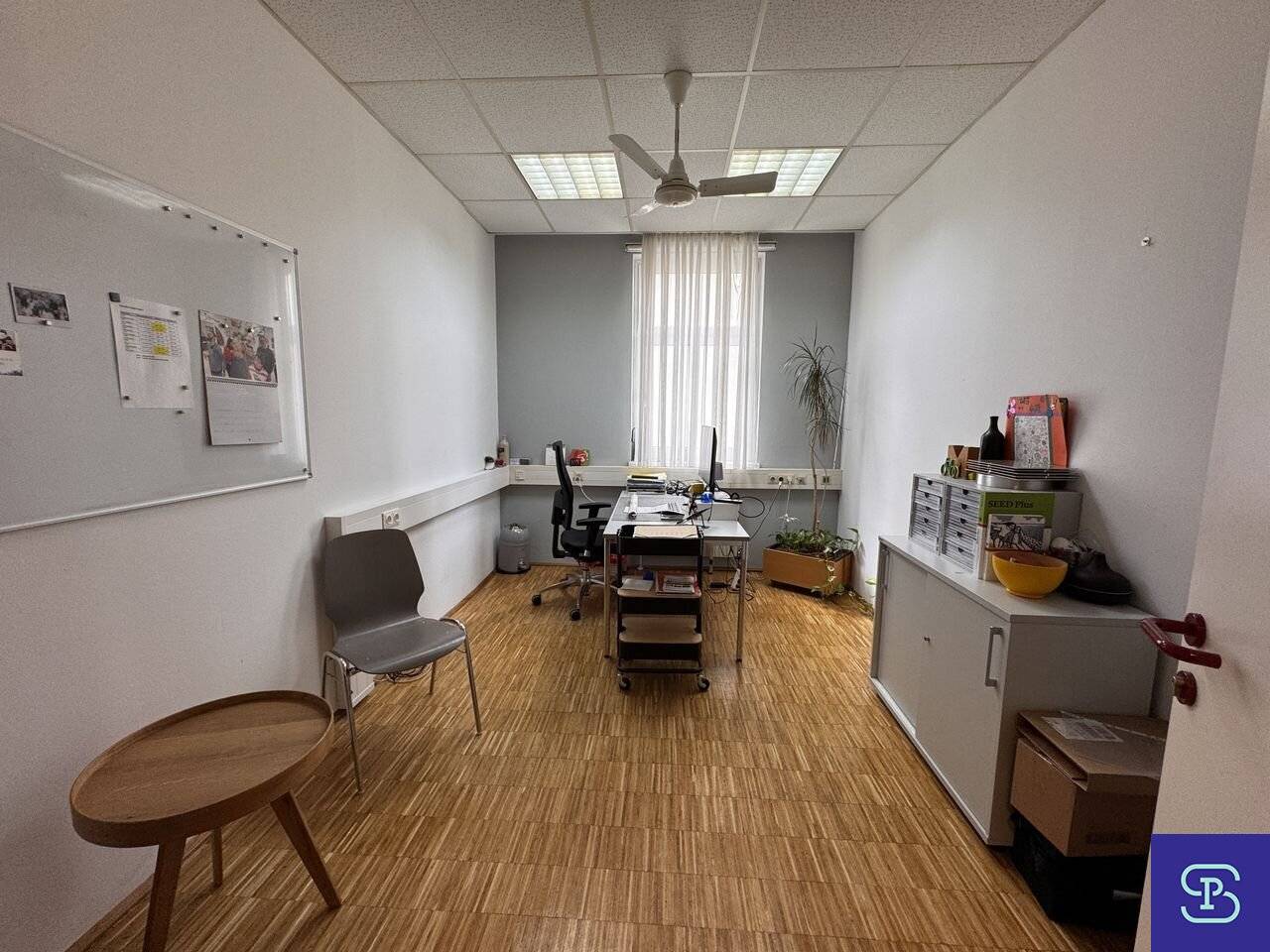 Unlimited-term 556 m² office space and 221 m² basement at Humboldtplatz - 1100 Wien