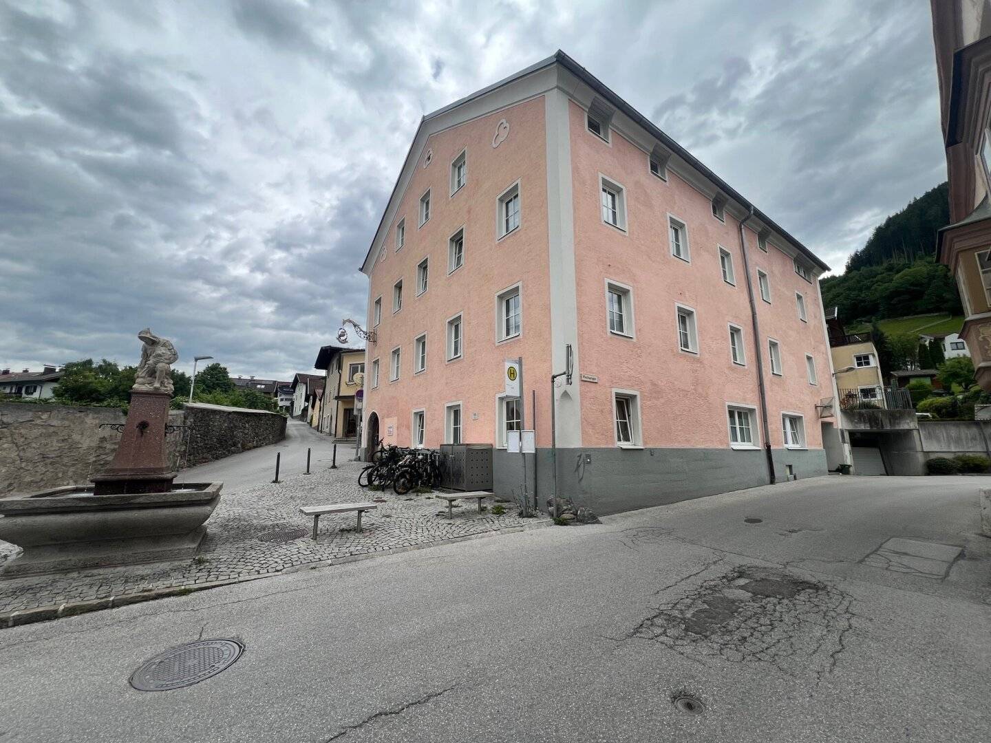 Attention investors! two four room apartments, each about 100 m², fully let