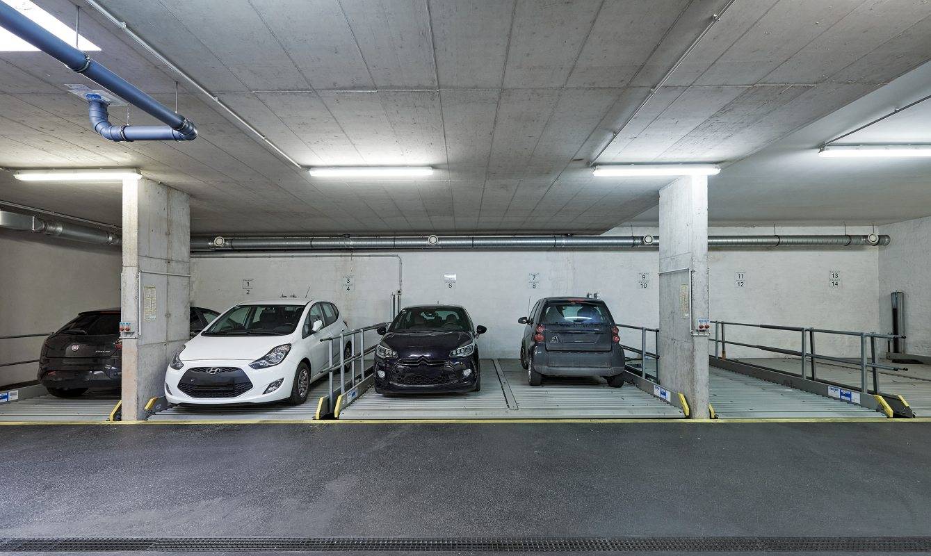 Garage with hoist parking in a well kept historic building near Westbahnhof