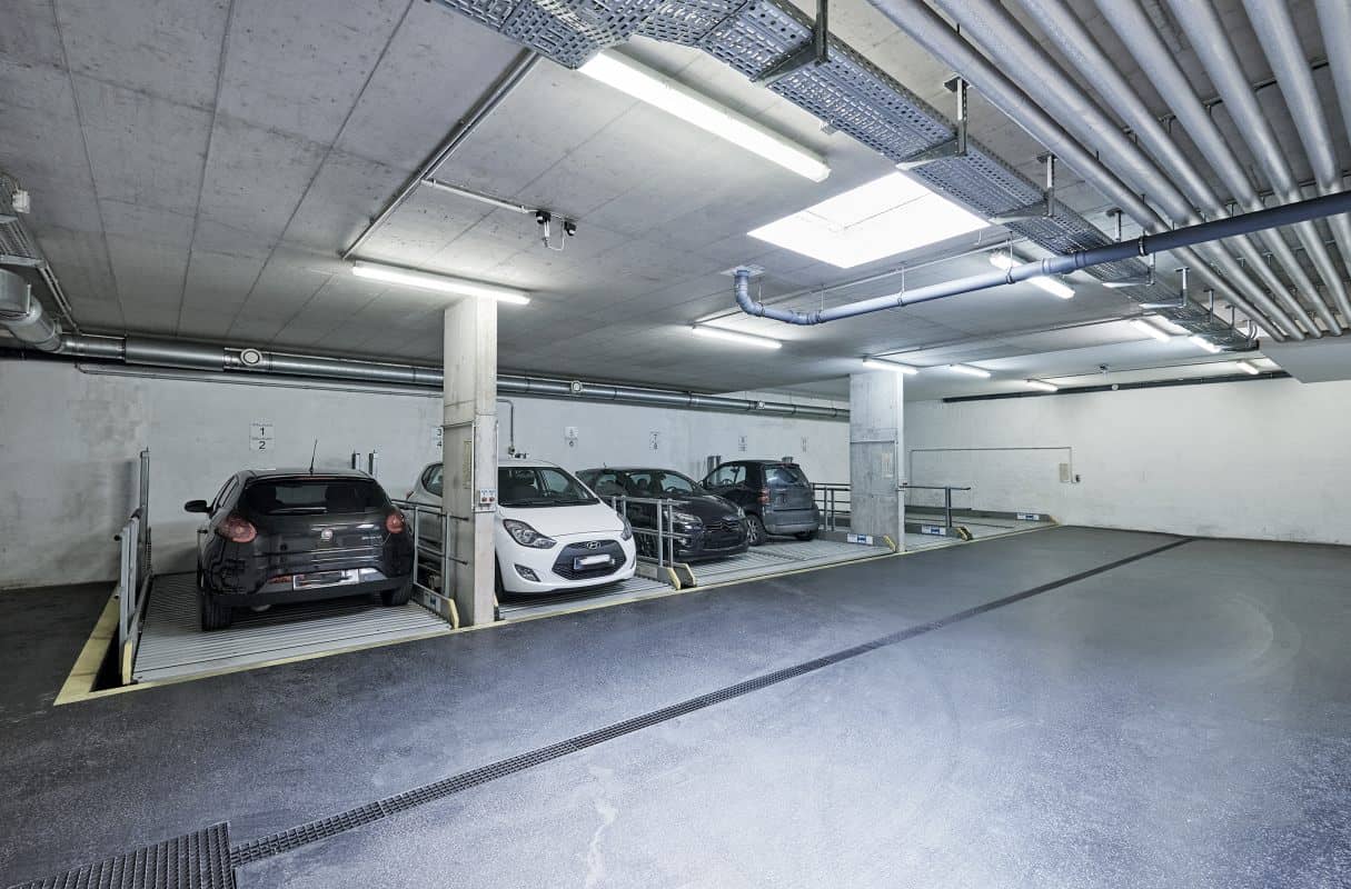 Garage with hoist parking in a well kept historic building near Westbahnhof