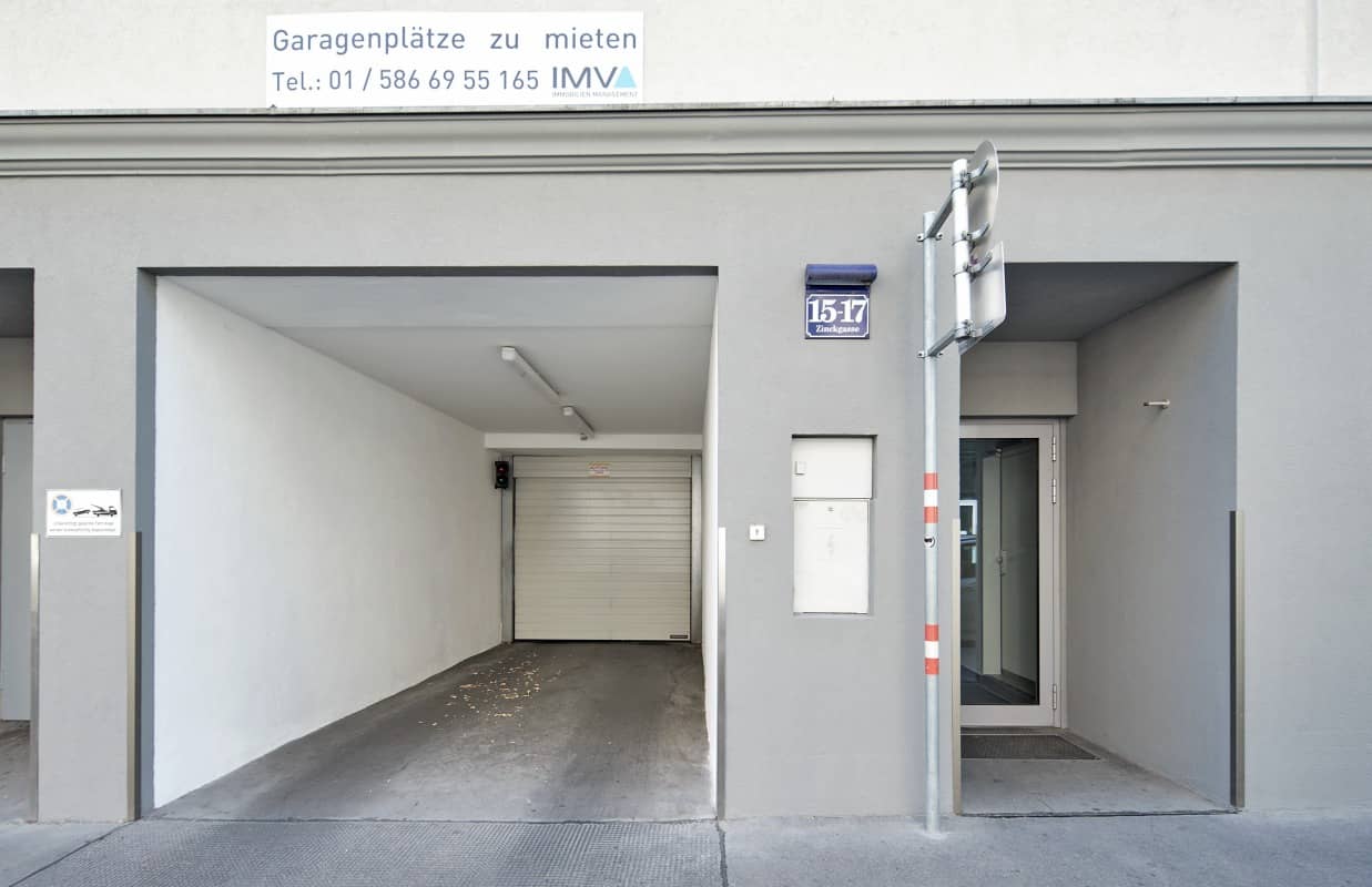 Garage with hoist parking in a well kept historic building near Westbahnhof