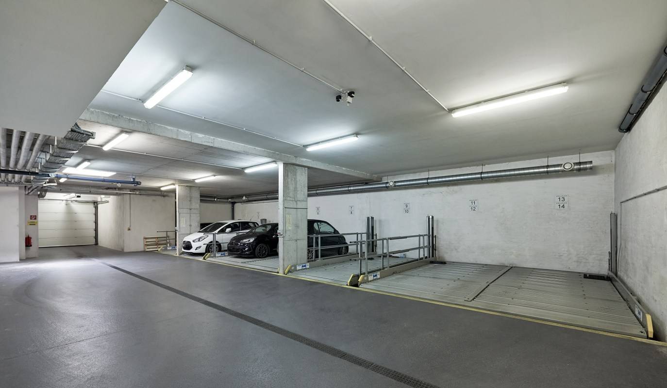 Garage with hoist parking in a well kept historic building near Westbahnhof