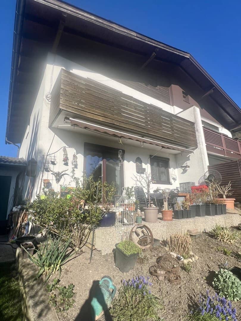 Doppelhaushälfte mit Garage und Garten