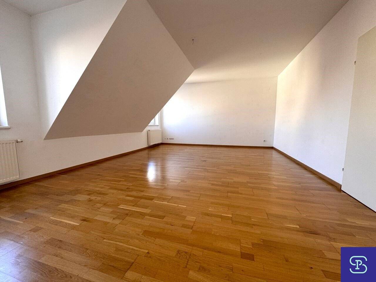 Commission-free: Permanent 99 m² attic apartment with 3 rooms near U1
v?0?  (Note: This line is placeholder)