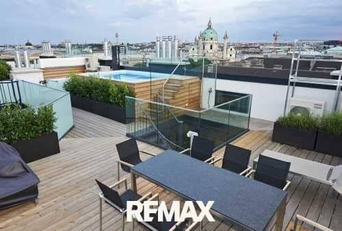 Luxus pur-Swimmingpool mit Blick zur Karlskirche!