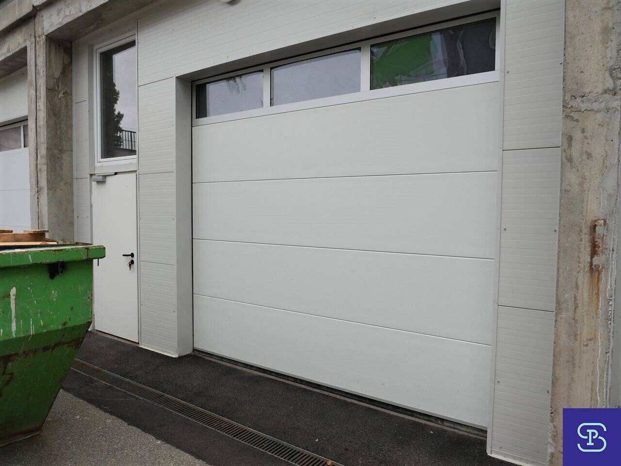 Ground-level 218 m² warehouse space with roller shutter near Rautenweg - 1220 Vienna
