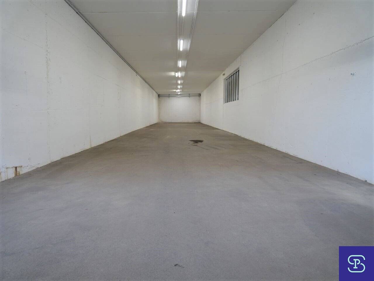 Ground-level 218 m² warehouse space with roller shutter near Rautenweg - 1220 Vienna