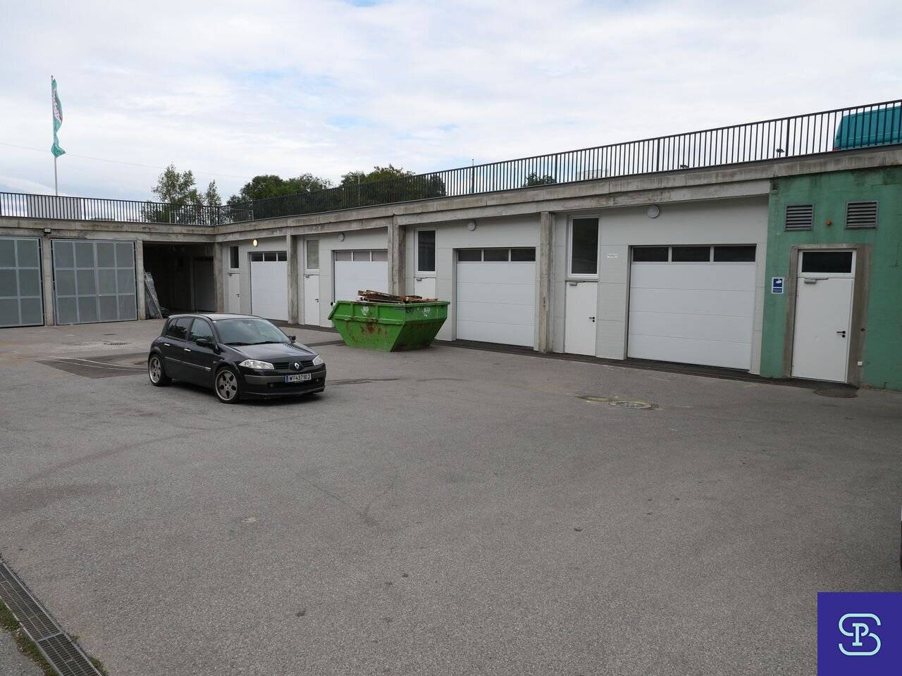 Ground-level 218 m² warehouse space with roller shutter near Rautenweg - 1220 Vienna