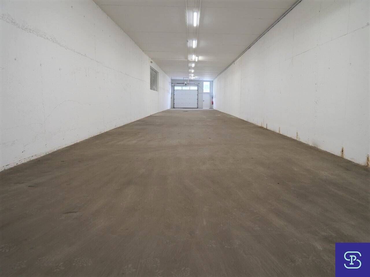 Ground-level 218 m² warehouse space with roller shutter near Rautenweg - 1220 Vienna