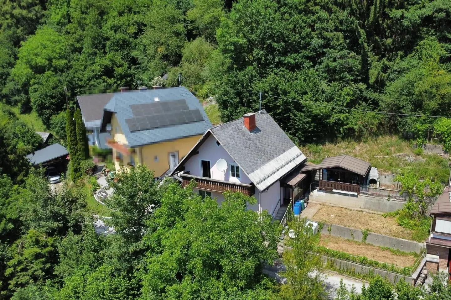Renovation needed residential house with garden, south facing balcony, west facing terrace and garage","de":"Sanierungsbedürftiges Wohnhaus mit Garten, südseitigem Balkon, westseitiger Terrasse & Garage"},