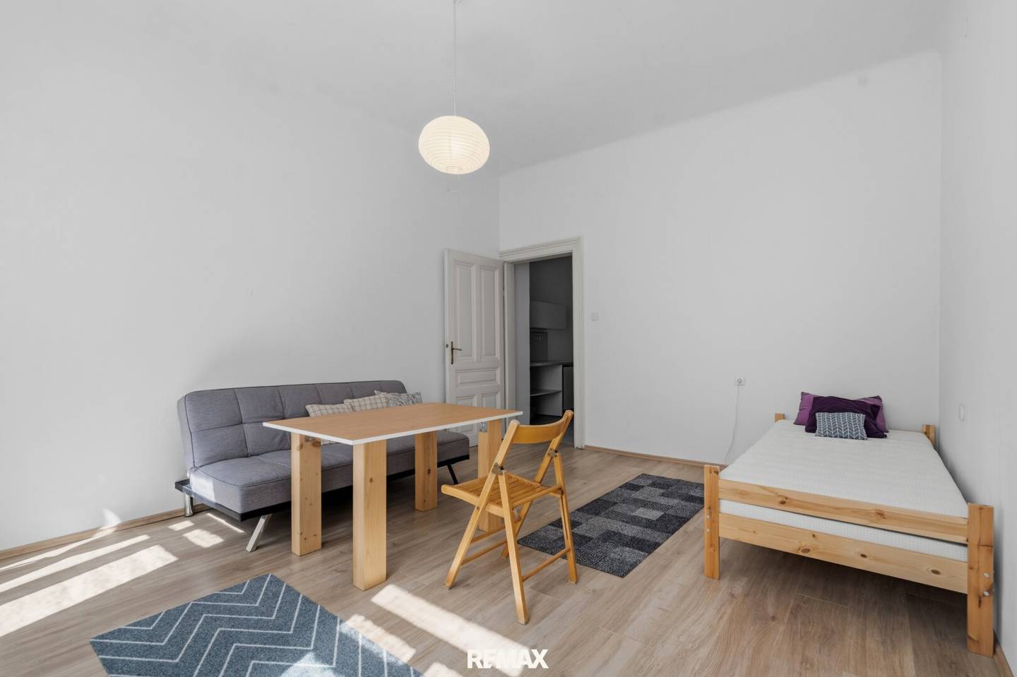 Charming old building apartment in a quiet location near Schönbrunn, bright, friendly and perfectly connected,