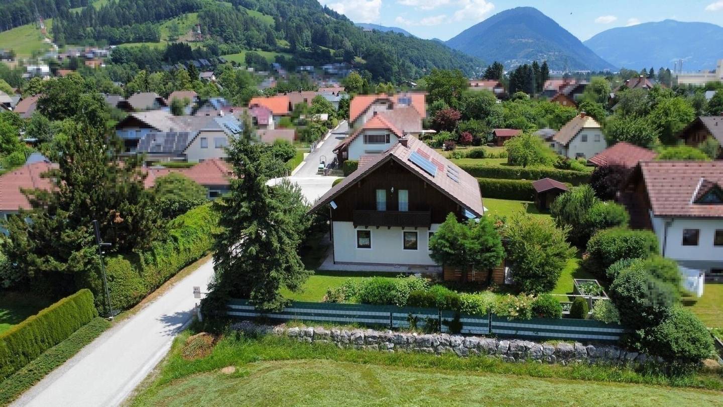 Wohnhaus mit südseitigem Wintergarten und Doppelgarage, westseitigem Balkon, voll unterkellert