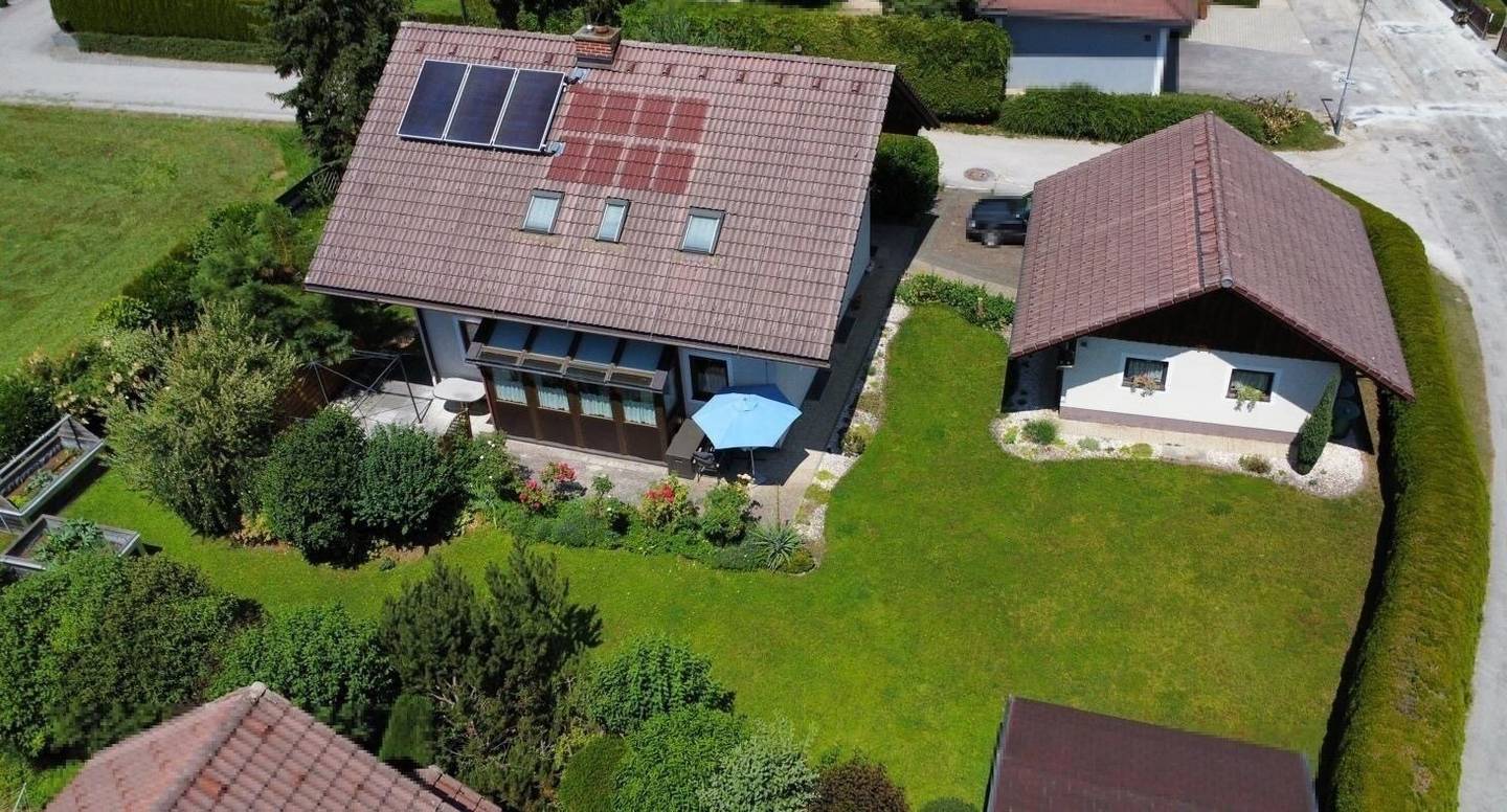 Wohnhaus mit südseitigem Wintergarten und Doppelgarage, westseitigem Balkon, voll unterkellert
