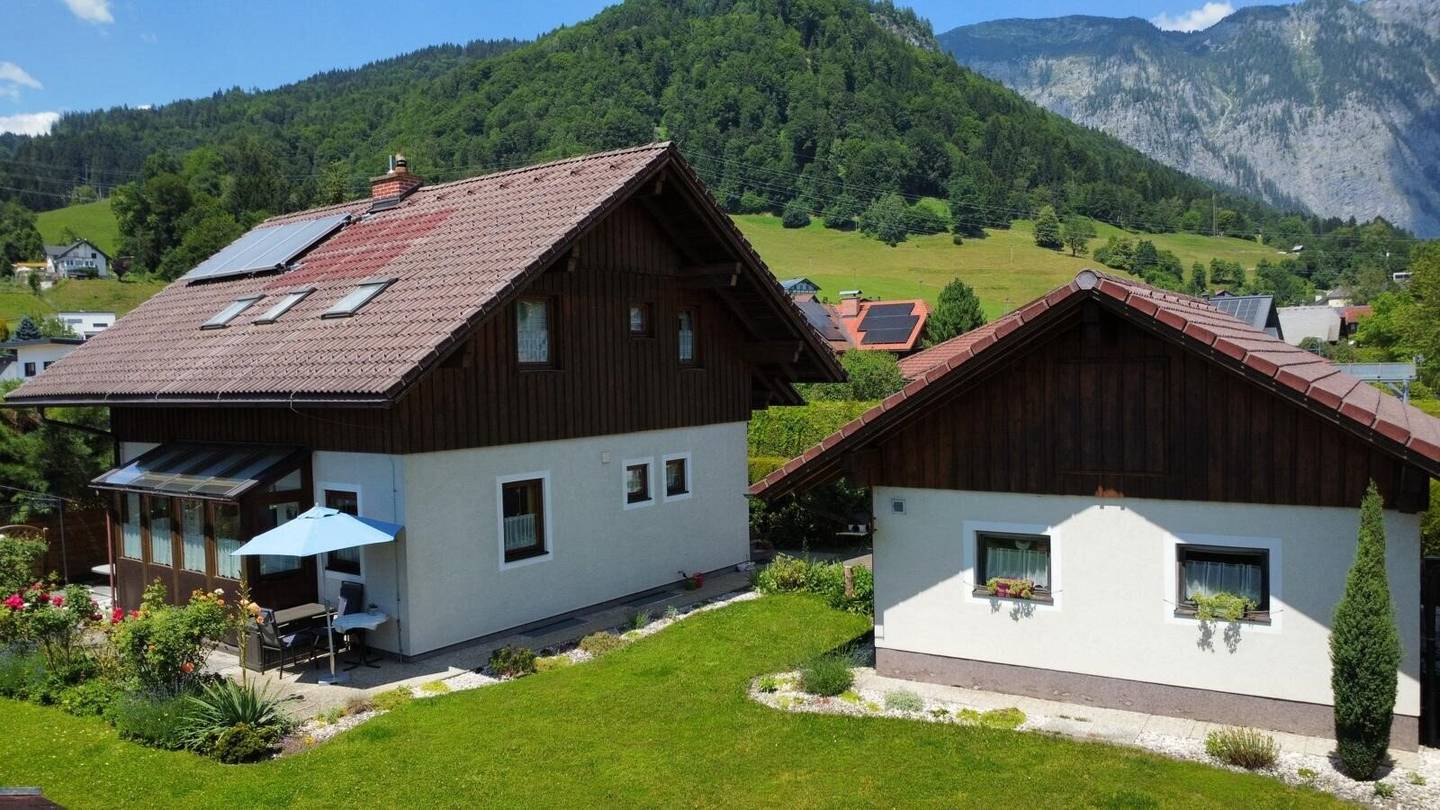 Wohnhaus mit südseitigem Wintergarten und Doppelgarage, westseitigem Balkon, voll unterkellert