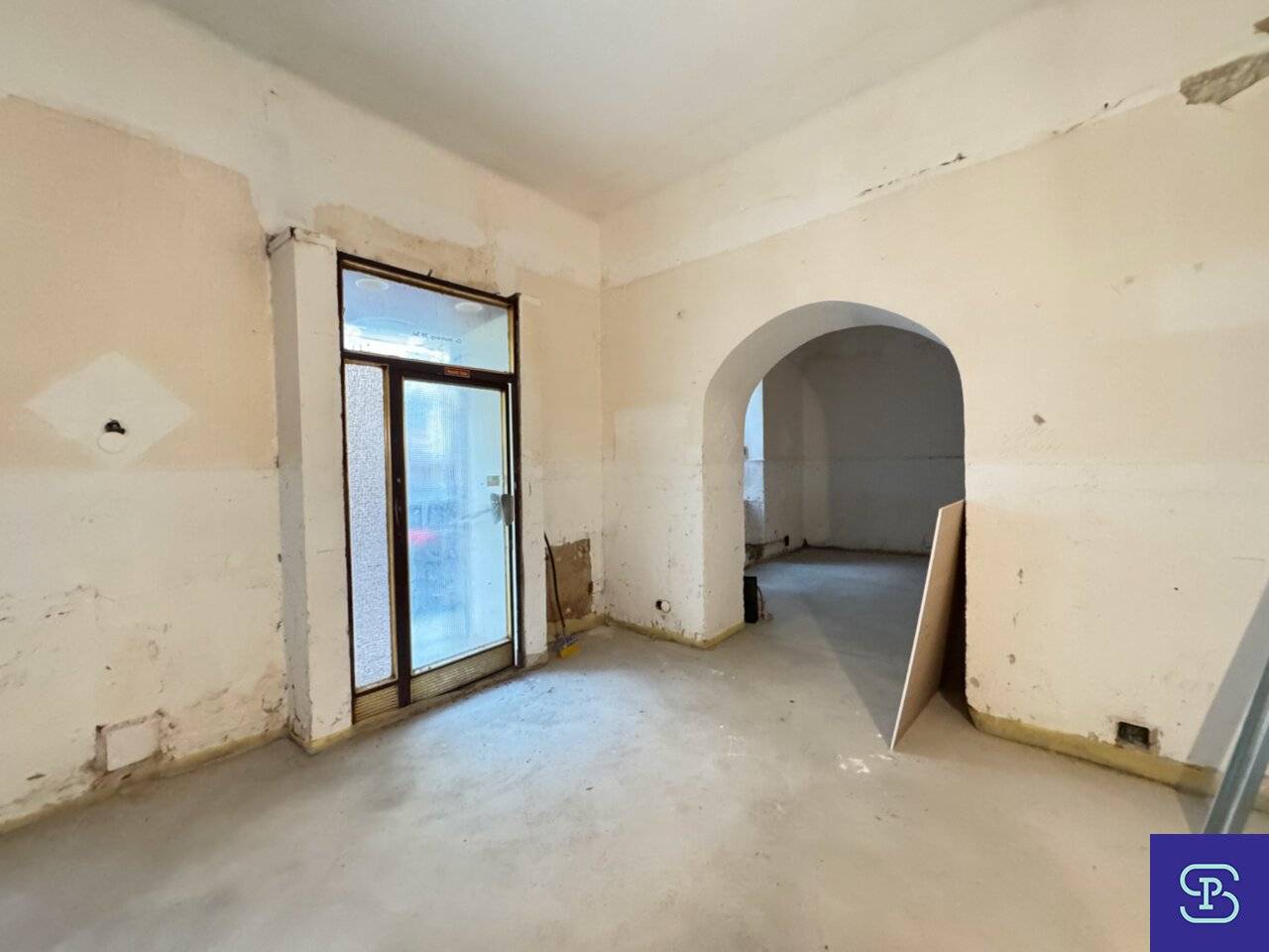 Shell: 77m² office or commercial premises near Taborstraße 1020 Wien