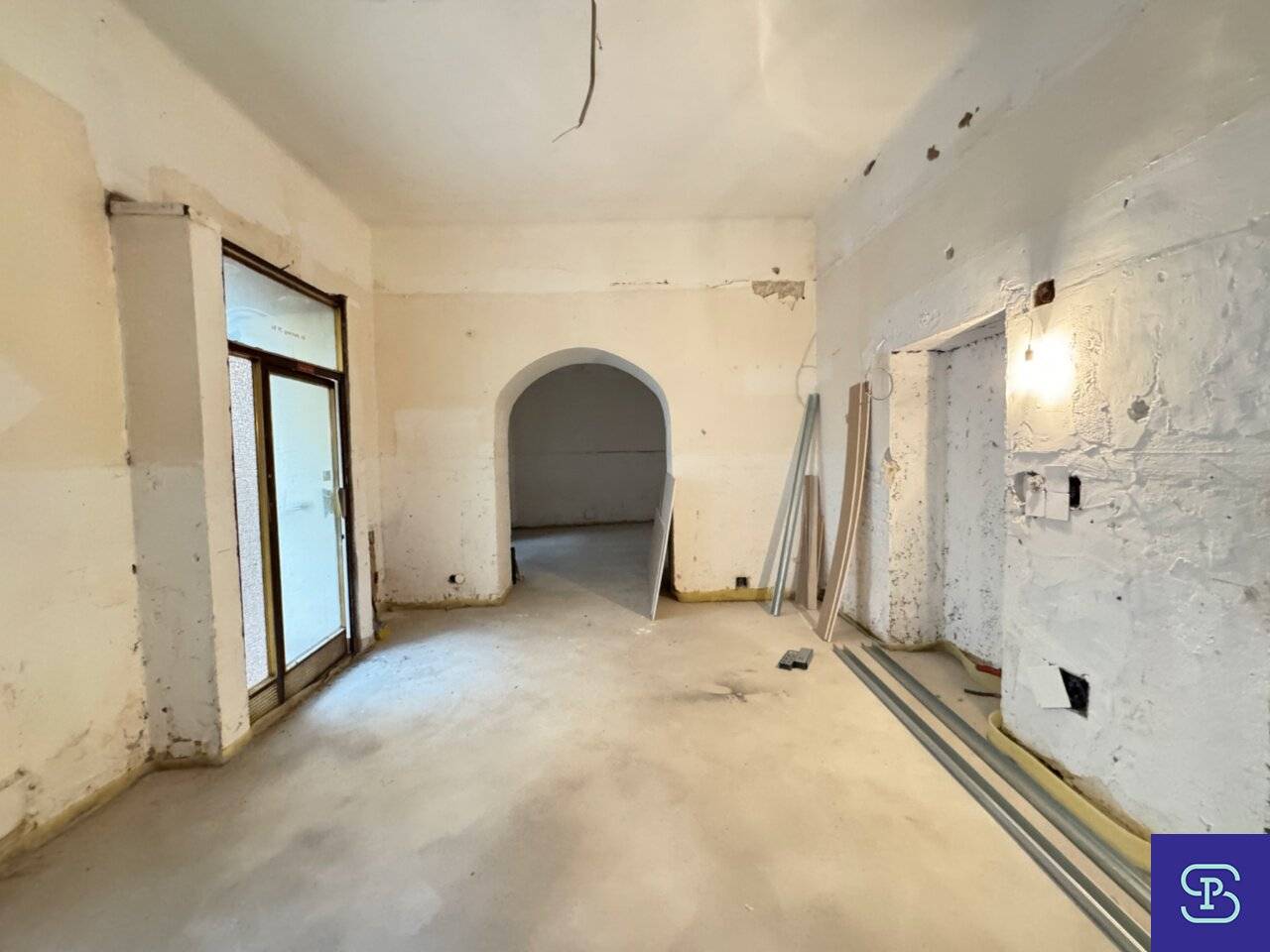 Shell: 77m² office or commercial premises near Taborstraße 1020 Wien