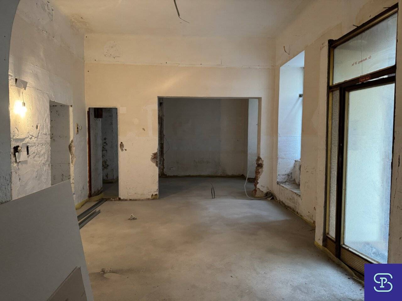 Shell: 77m² office or commercial premises near Taborstraße 1020 Wien