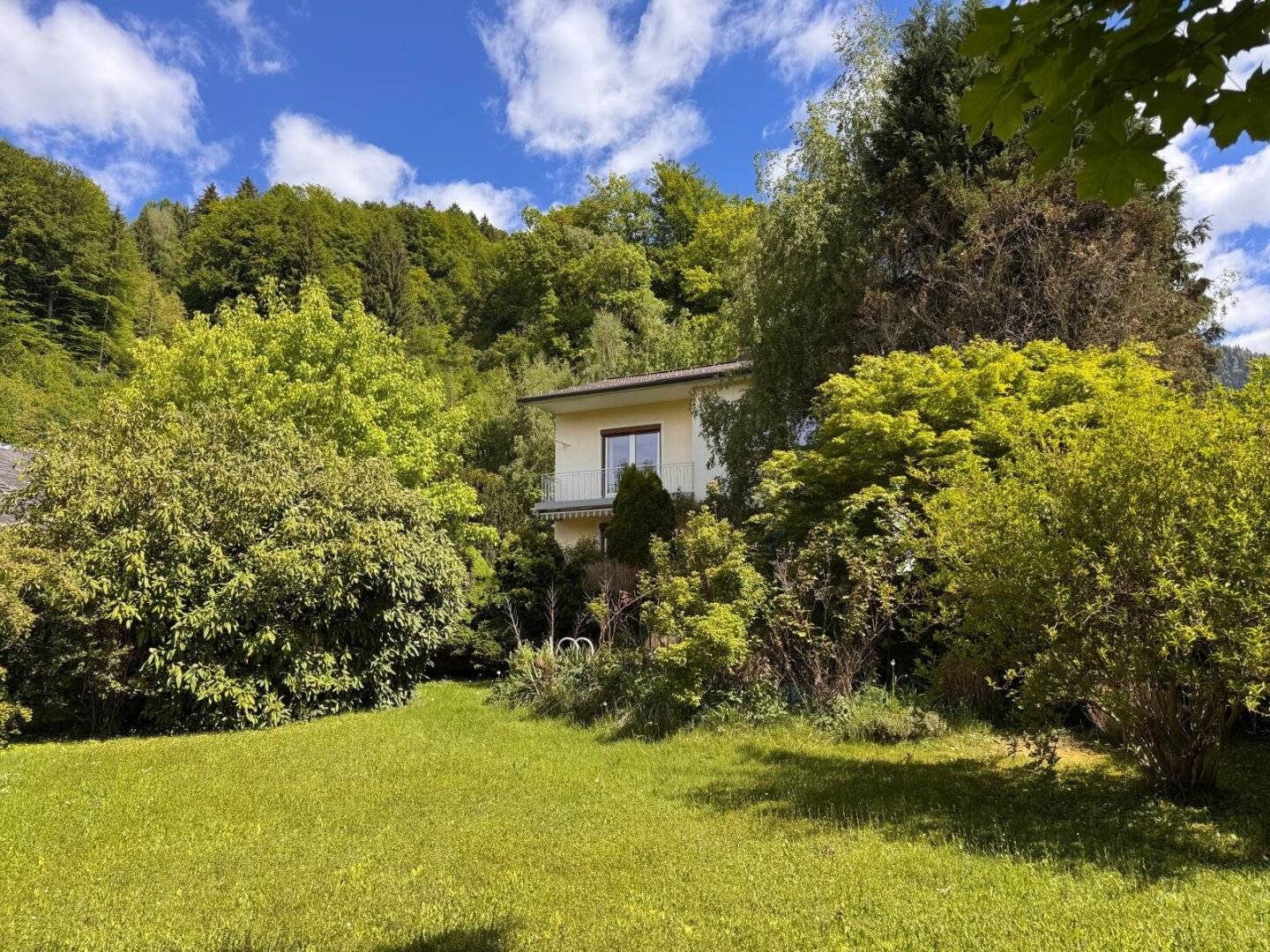 Wohnhaus mit südseitiger Terrasse, Garten und Garage