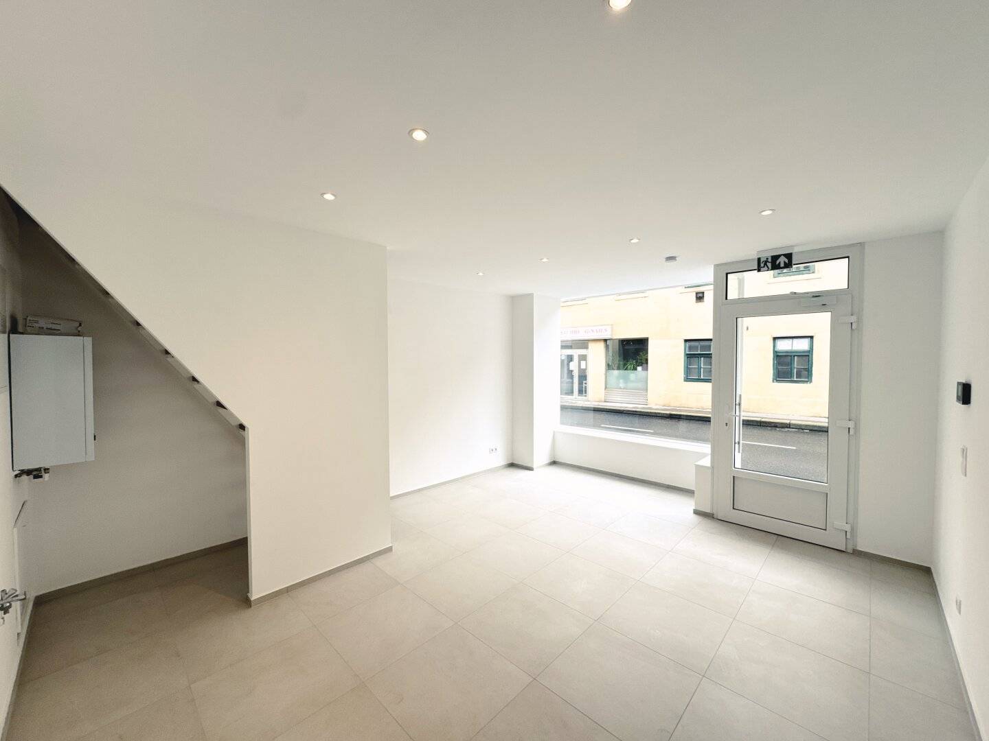Modernes Geschäftslokal in 1130 Wien: Erstbezug, 35m², Fußbodenheizung, Top Lage!