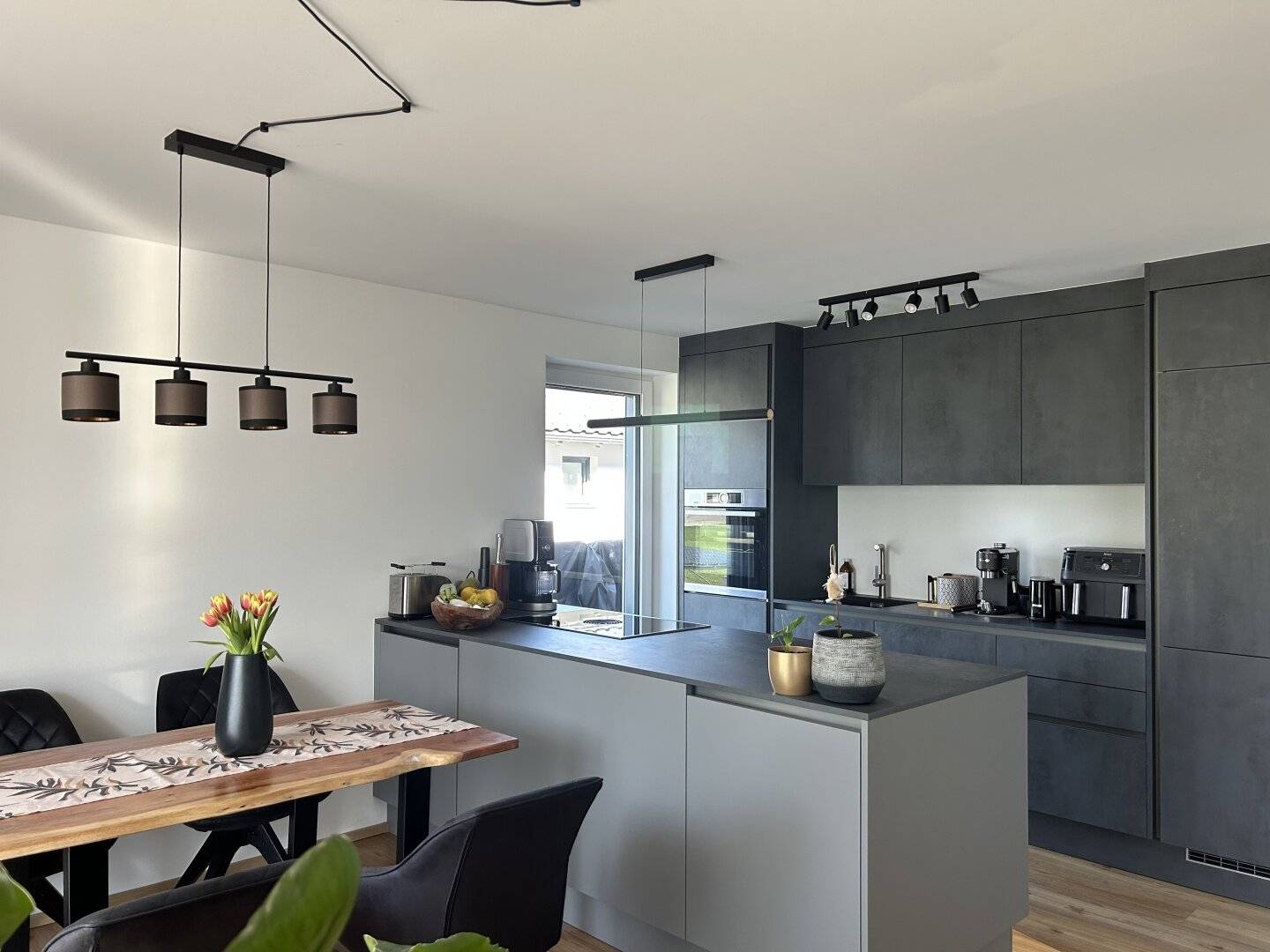 Neuwertige, traumhafte Eigentumswohnung mit südseitigem Balkon und westseitiger Terrasse!