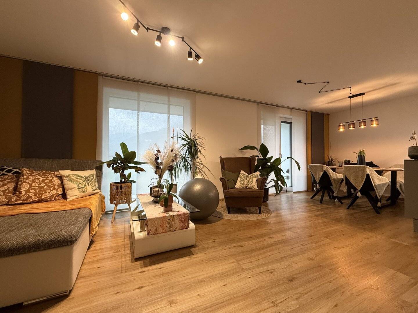 Neuwertige, traumhafte Eigentumswohnung mit südseitigem Balkon und westseitiger Terrasse!