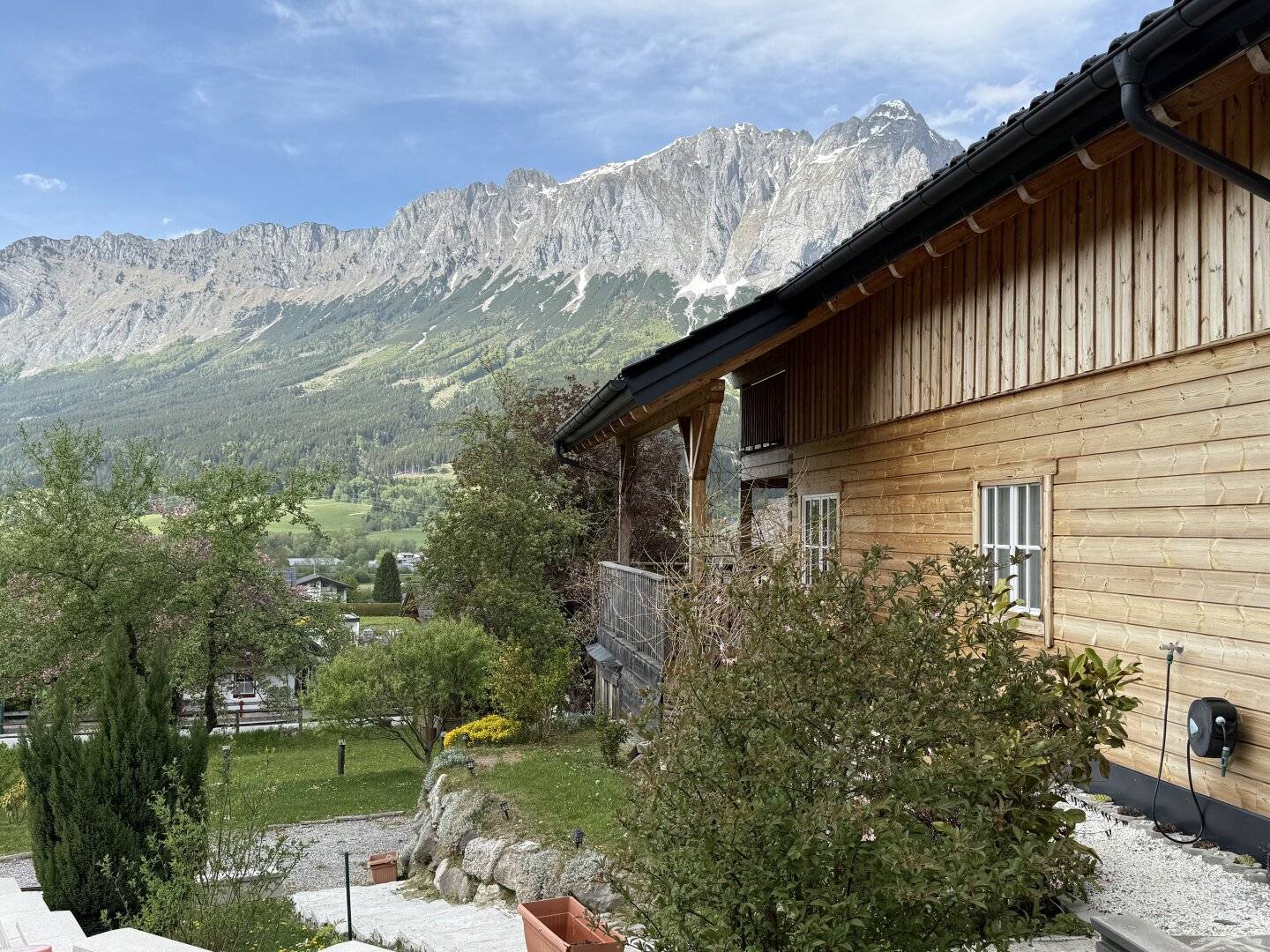 Neuwertiges Holzblockhaus mit gemütlichem Kachelofen und herrlichem Bergpanorama!