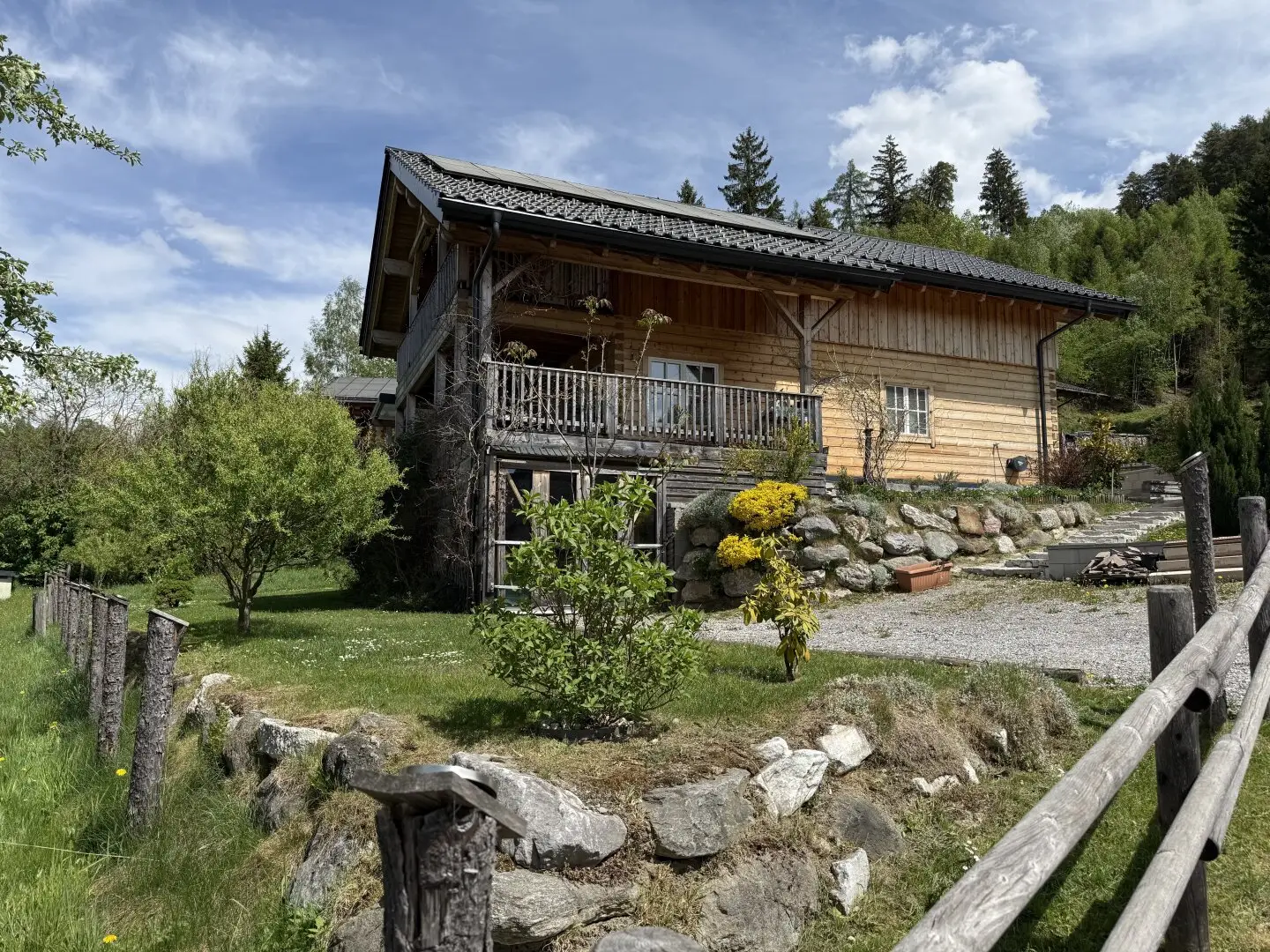Neuwertiges Holzblockhaus mit gemütlichem Kachelofen und herrlichem Bergpanorama!