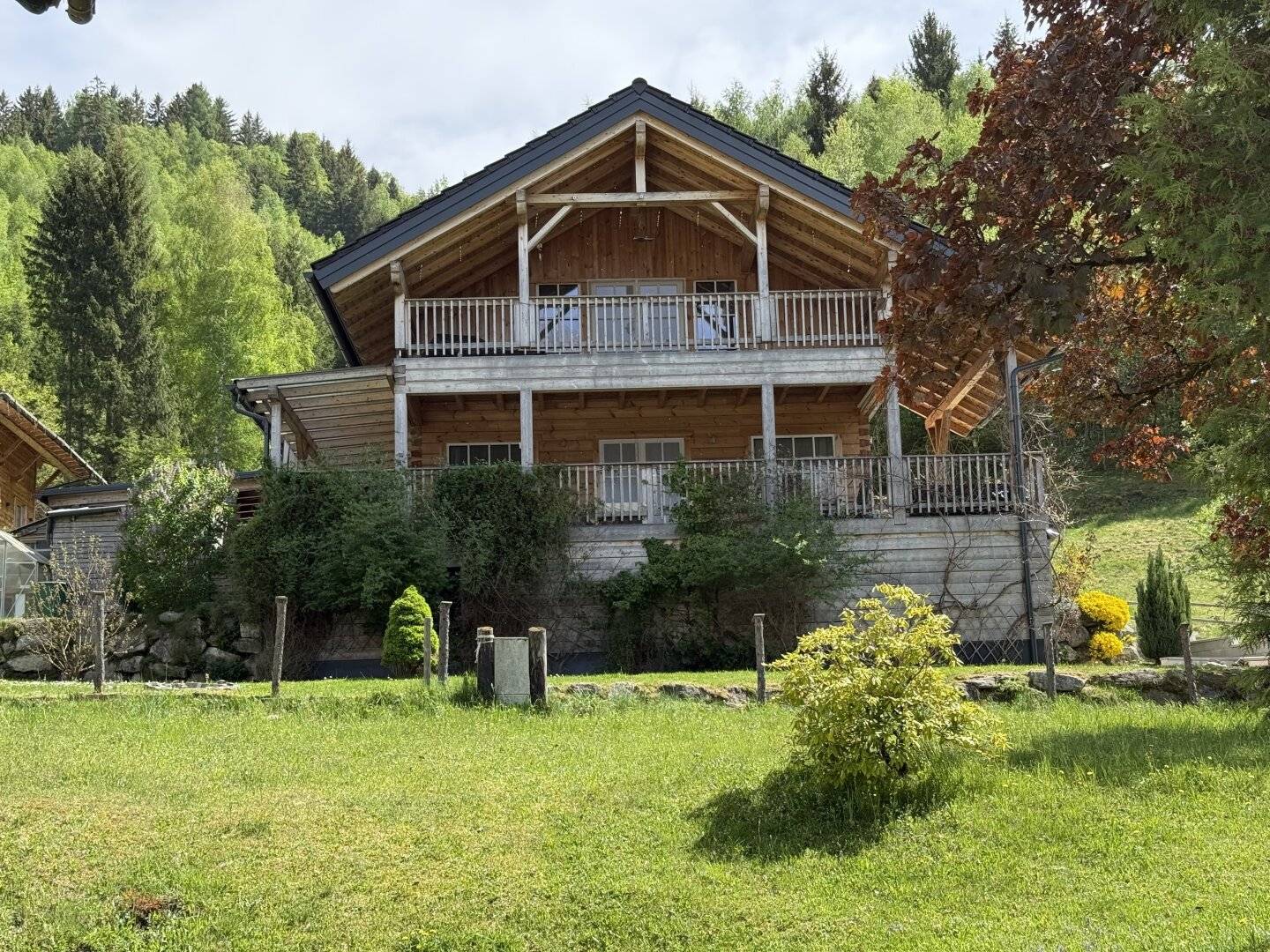 Neuwertiges Holzblockhaus mit gemütlichem Kachelofen und herrlichem Bergpanorama!
