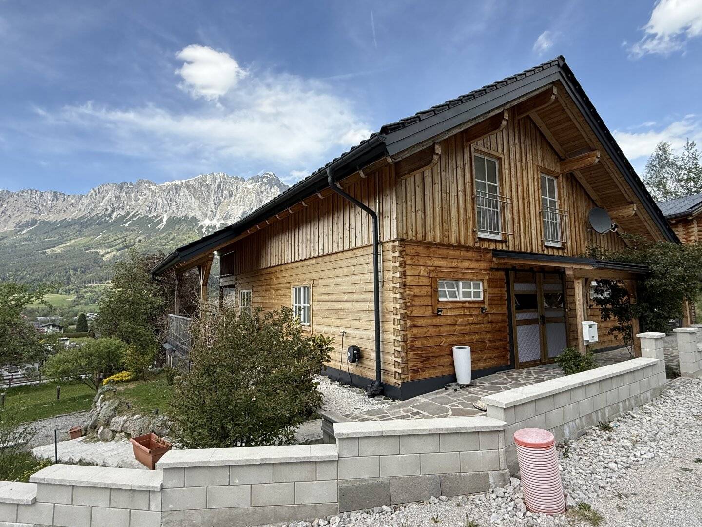 Neuwertiges Holzblockhaus mit gemütlichem Kachelofen und herrlichem Bergpanorama!