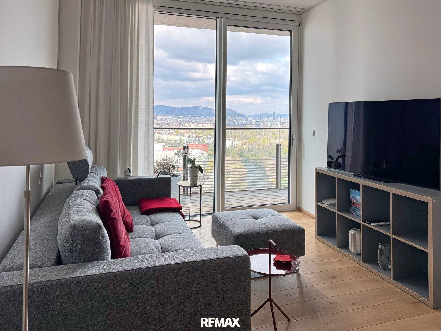 Triiiple Tower/ Exklusives Wohnen über den Dächern Wiens/ Pool/ Terrasse