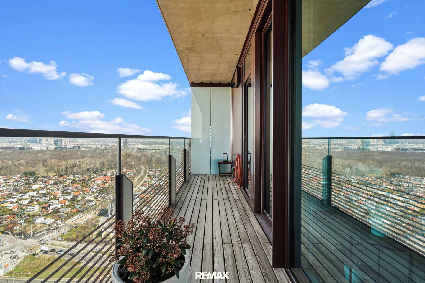 Triiiple Tower/ Exklusives Wohnen über den Dächern Wiens/ Pool/ Terrasse