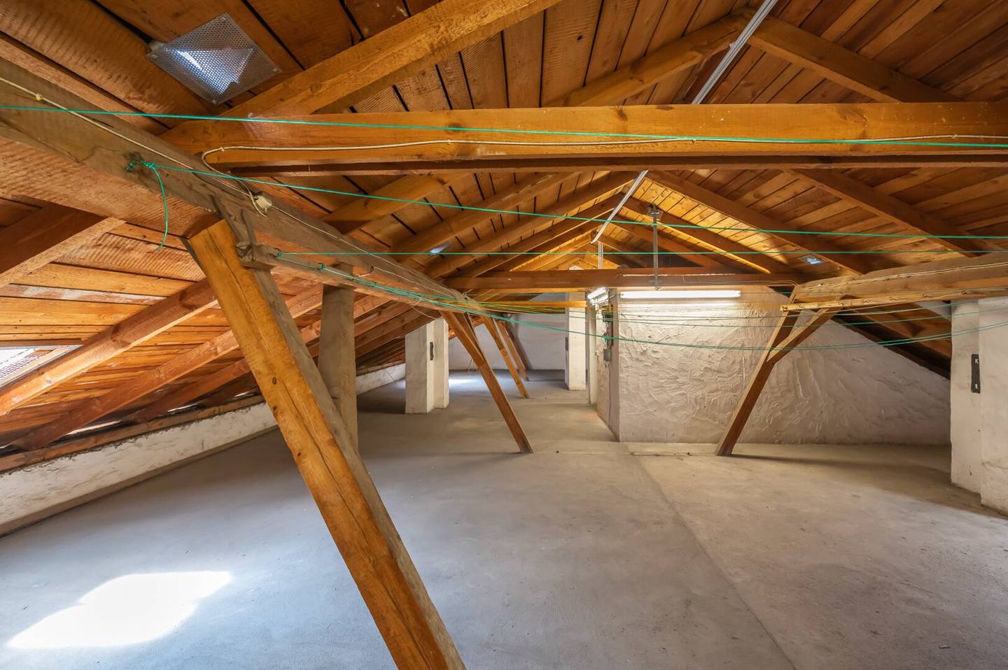 Approved attic in Khekgasse - 7 Maisonette Apartments