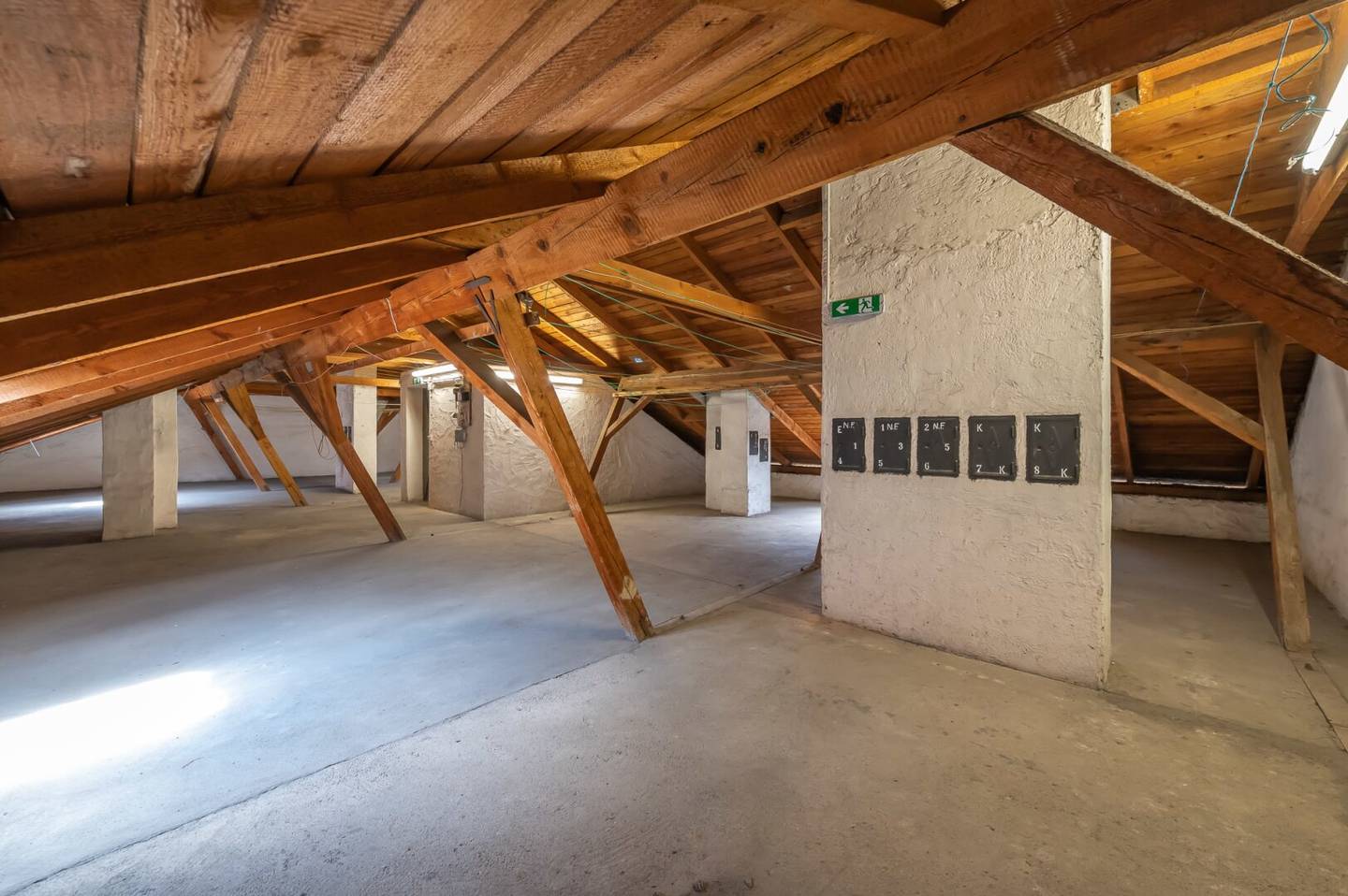 Approved attic in Khekgasse - 7 Maisonette Apartments