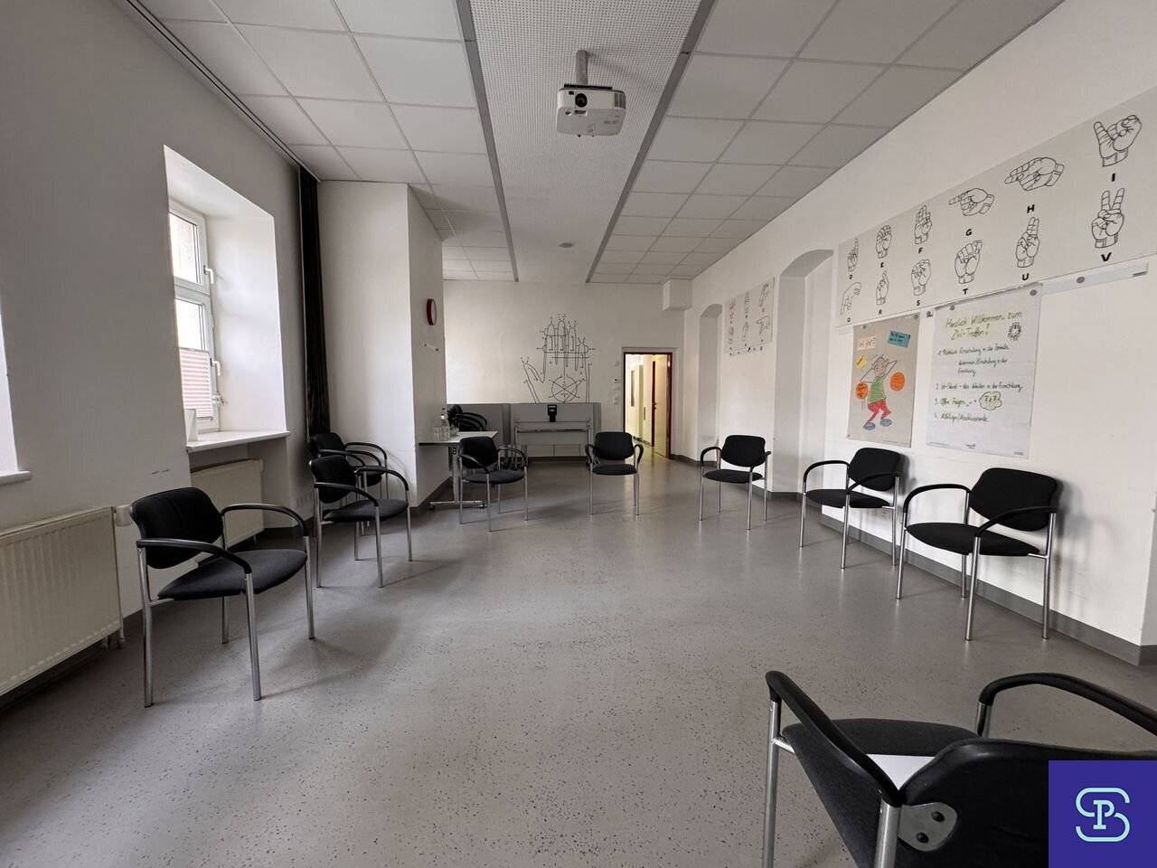 Open ended 177 m² office and 221 m² basement space at Humboldtplatz 1100 Vienna