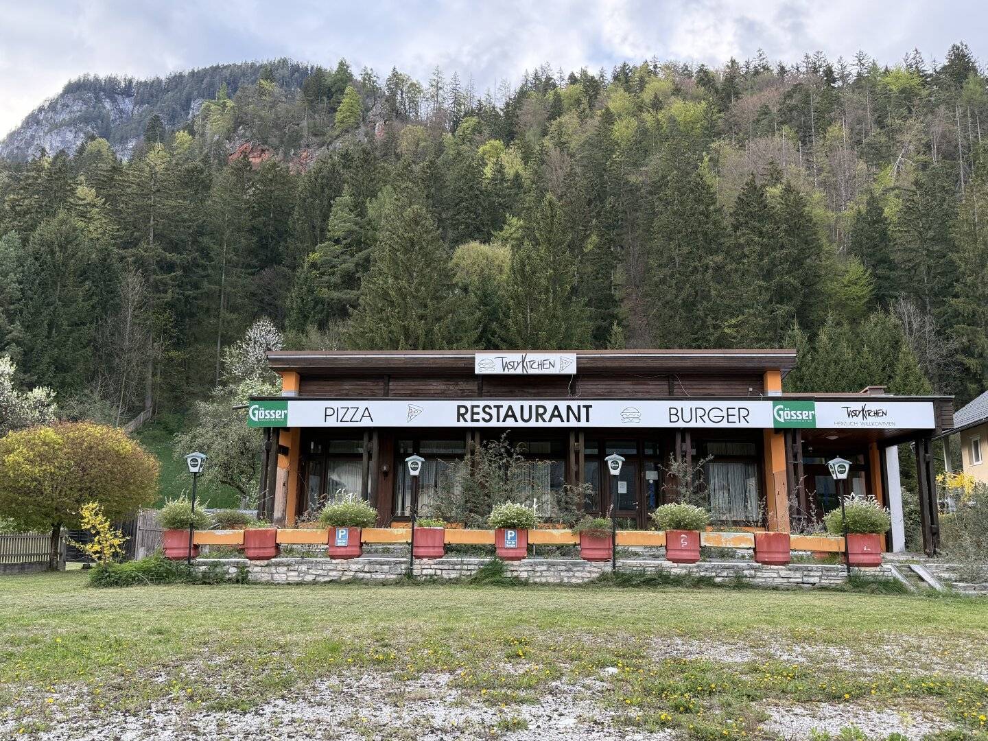 Große Grundstücke mit einer Immobilie samt Parkplatz