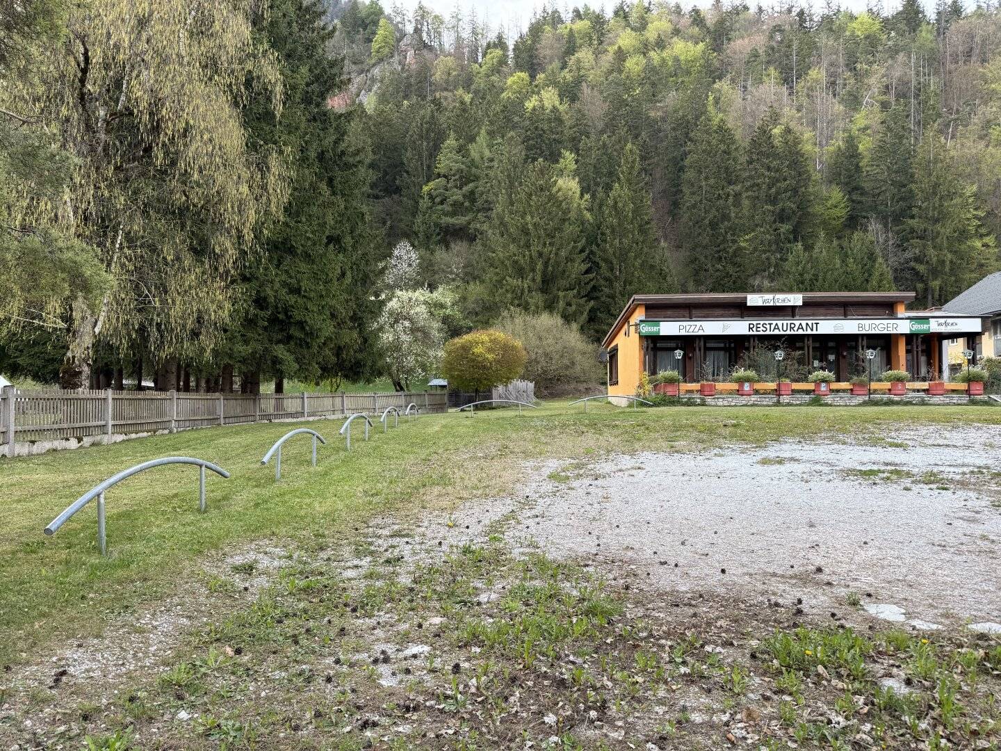 Große Grundstücke mit einer Immobilie samt Parkplatz
