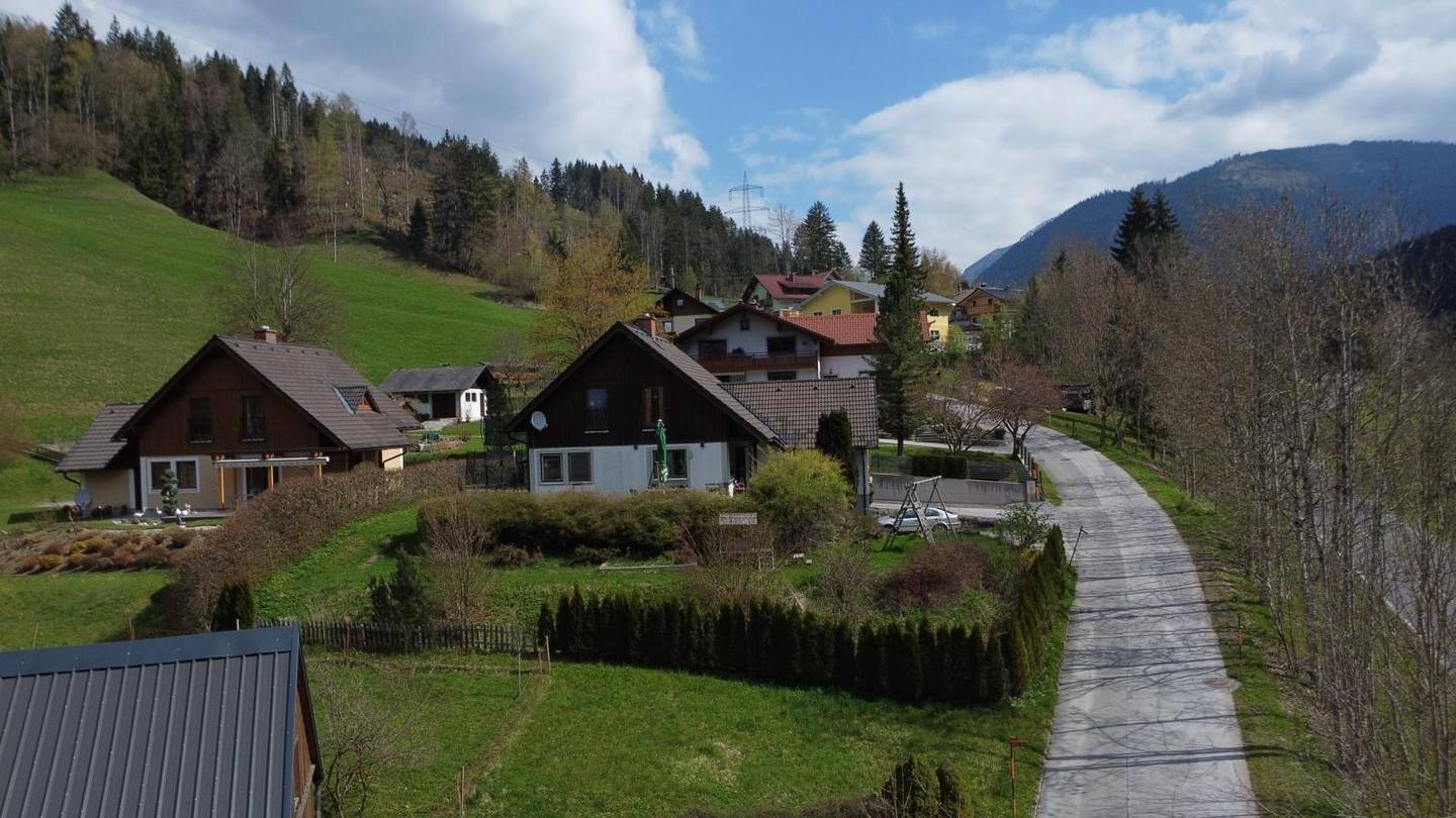 Renovierungsbedürftiges Einfamilienhaus in sonniger Lage mit südseitiger Terrasse und Garage und Keller
