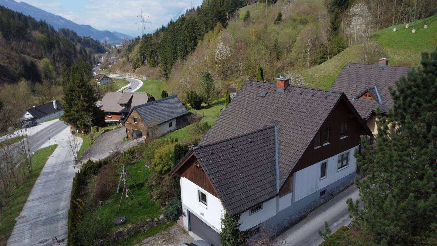 Renovierungsbedürftiges Einfamilienhaus in sonniger Lage mit südseitiger Terrasse und Garage und Keller