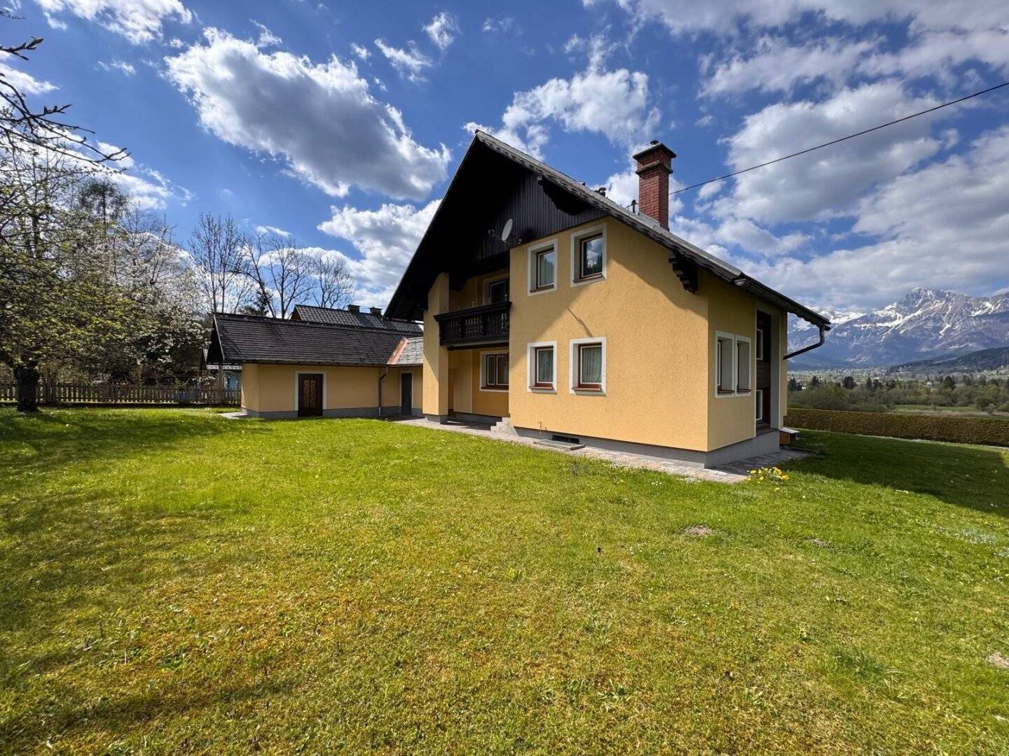 Gepflegtes Wohnhaus mit Nebengebäude, Garage, voll unterkellert,  in Admont mit traumhaftem Bergblick