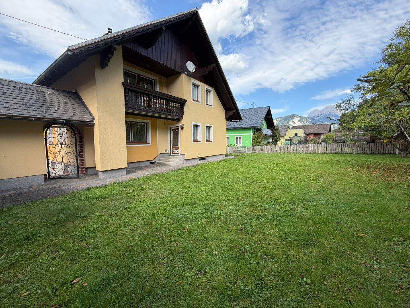 Well-maintained residential house with outbuilding, garage, with a full basement, in Admont with a dreamlike mountain view