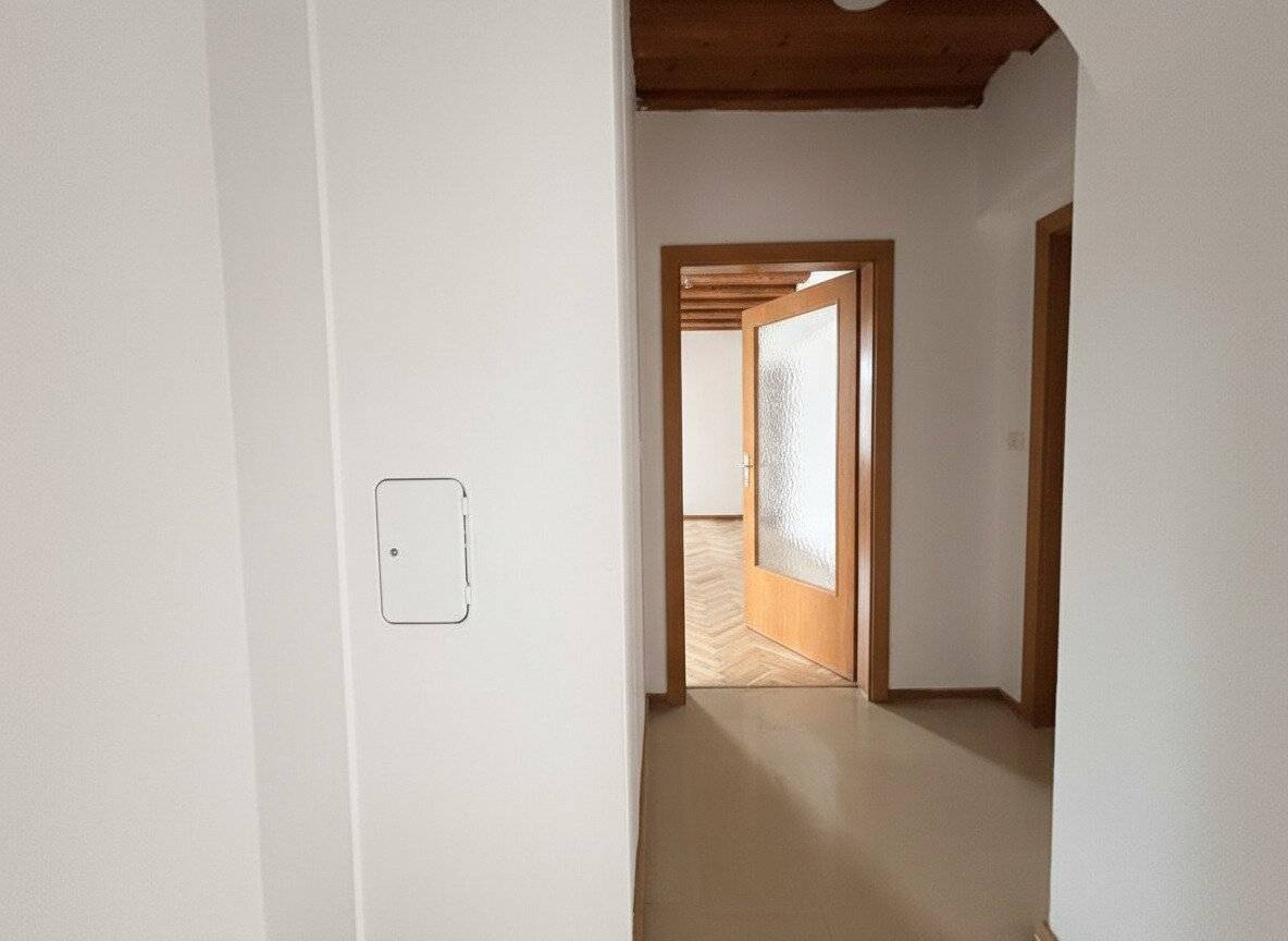 WEIZ bright light filled 2 room apartment with extra kitchen available immediately
