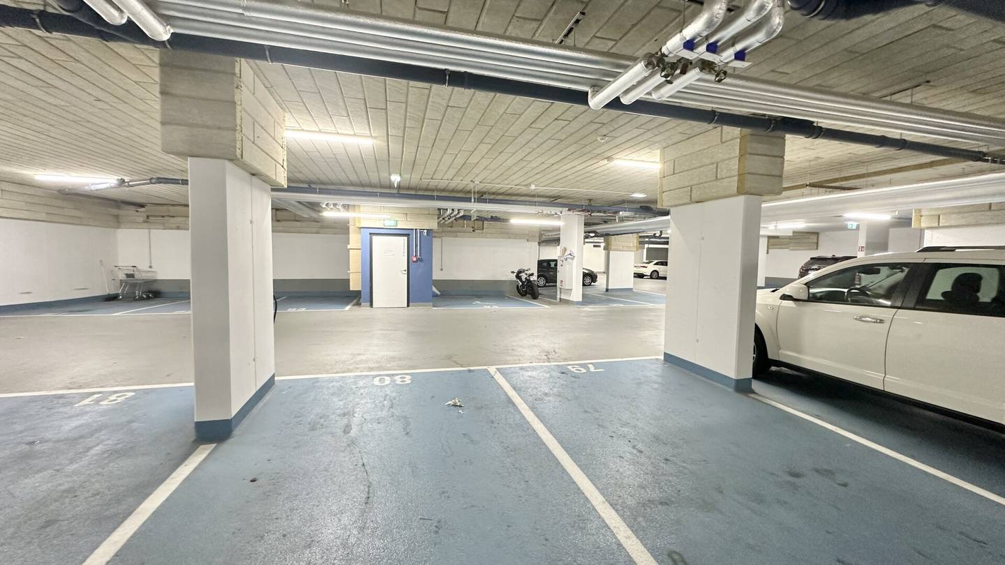 OLDTIMER FANS TAKE NOTICE - Garage parking space for rent!